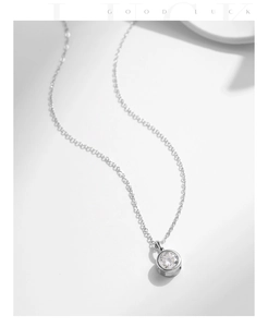 Dettaglio del ciondolo in Moissanite da 1ct su catena in argento sterling S925