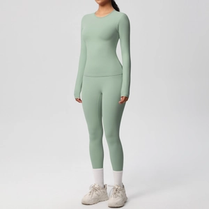 Dettaglio del set da yoga verde menta con leggings a vita alta e top a maniche lunghe aderente