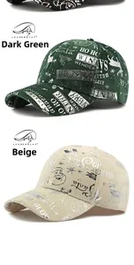 Détails des casquettes de Noël vert foncé et beige avec imprimés festifs argentés