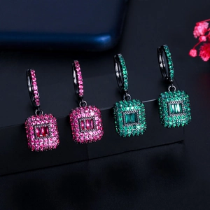 Dettaglio degli orecchini quadrati con smeraldo e zircone rosa e placcatura nera