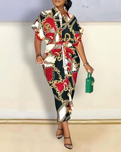 Détail d'une robe chemise à col en V avec motif chaîne rétro et nœud à la taille féminin