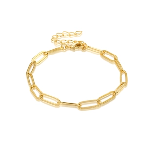 Detailansicht eines goldenen Büroklammer-Armbands mit Karabinerverschluss und Kettchen