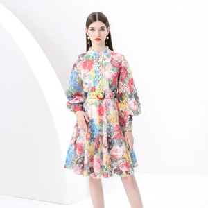 Robe courte fleurie évasée avec col montant, manches lanternes et ceinture à boucle