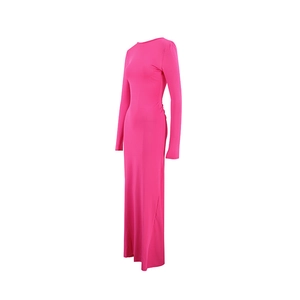 Seitenansicht eines langen rosa Maxikleides mit langen Ärmeln und schlanker Bodycon-Passform