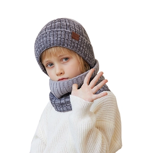 Winterset voor kinderen met grijze gebreide muts en sjaal met warme fleecevoering voor kids