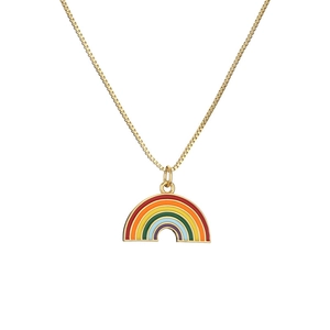 Collar de cadena de caja dorada con colgante de corazón de esmalte arcoíris sobre fondo blanco