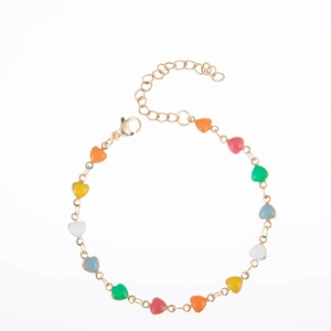 Bracelet en acier inoxydable doré avec breloques cœurs colorés en émail et chaîne réglable