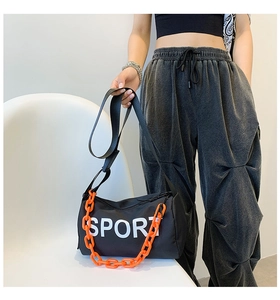 Détail de la bandoulière en nylon avec chaîne orange vif et texte Sport blanc