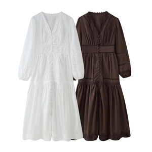 Elegante abito a maniche lunghe con scollo a V, pizzo e dettagli traforati