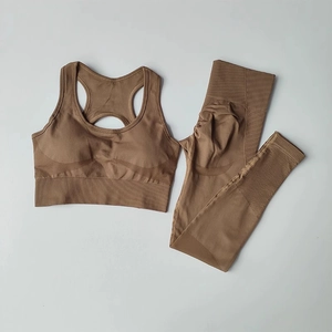 Vue à plat de l'ensemble de yoga marron sans couture avec taille côtelée et brassière de sport