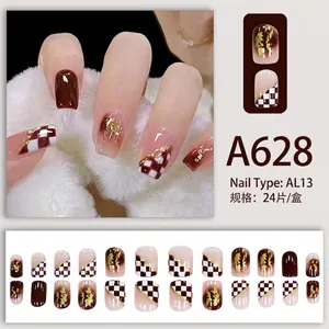 Kurze braun-weiße Schachbrett-Klebepfoten mit Goldfolien-Akzenten und 24-teiliges Set