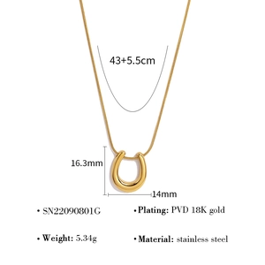 Detail showing dimensions of gold horseshoe U-shape pendant with size 16.3x14mm and chain length