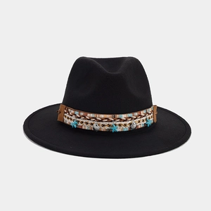 Détail du chapeau en laine noire avec ruban bohème et breloques étoile turquoise