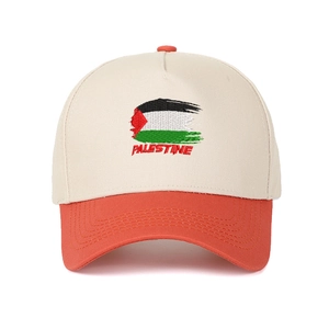 Vista dettagliata del ricamo PALESTINE sul cappellino a cinque pannelli crema e arancione