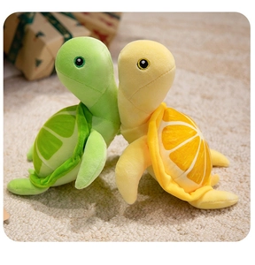 Peluches mignonnes de tortues citron vert et orange posées sur un tapis blanc doux