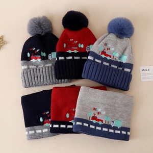 Détails de l'ensemble hiver tricoté pour garçons avec broderie de voiture et pompons