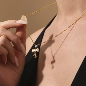 Gouden roestvrijstalen ketting met hart- en bothanger bezet met glanzende zirkonia's