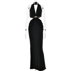 Robe longue noire dos nu avec anneau doré à la taille et coupe moulante sexy