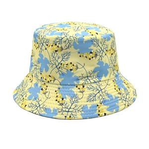 Gros plan détaillé du chapeau bob jaune avec imprimé floral bleu et coutures précises