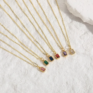 Vue détaillée de colliers dorés avec pendentifs rectangulaires en zircone de couleurs
