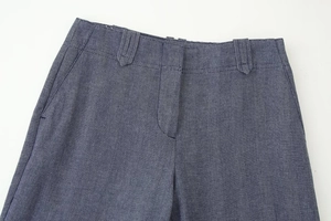 Makroansicht der blau gestreiften Hose mit Gürtelschlaufen und feiner Textilstruktur