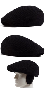 Nahaufnahme der schwarzen Strickmütze für Herren mit ausklappbarem Ohrenschutz im Winter