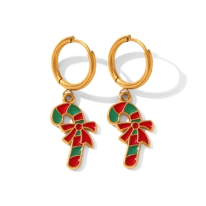 Détail de créoles dorées avec pendentif sucre d'orge et petit nœud rouge