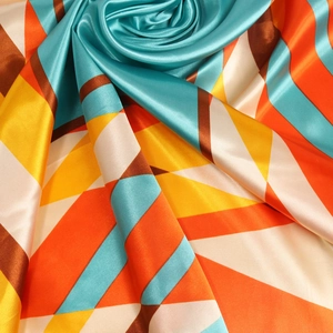 Carré de soie satiné 90cm avec imprimé géométrique et motif abstrait vibrant