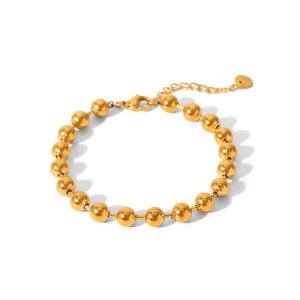 Nahaufnahme eines vergoldeten Edelstahl-Perlenarmbands mit Karabinerverschluss und Kette