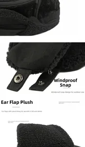 Detalle de gorro de invierno negro con forro de lana de cordero y hebilla de metal