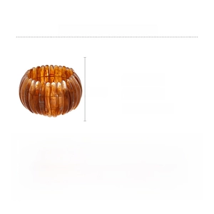 Détails du bracelet en acrylique ambre brun, dimensions 20cm par 4,5cm et poids 69,1g