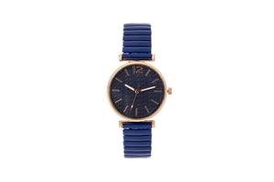 Dettaglio dell'orologio in oro rosa con quadrante blu testurizzato e cinturino elastico
