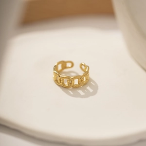 Macro-opname van 18k goud vergulde schakelring op witte stenen basis in Franse vintage stijl