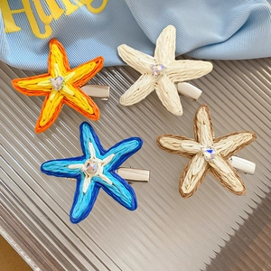 Détail des barrettes étoile de mer en raphia avec cristaux en plusieurs couleurs