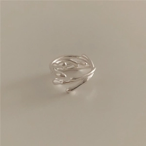 Detailed view of the 925 sterling silver ring with irregular organic liquid lines