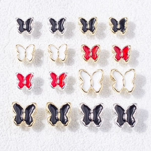 Bijoux à ongles papillon colorés en 3D avec bordures dorées sur fond blanc