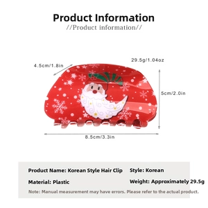 Détail d'une pince à cheveux de Noël rouge avec motifs de Père Noël et flocons
