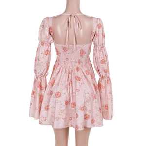 Détail de la robe mini fleurie rose montrant le col carré, le laçage au dos et la taille élastique