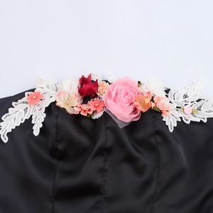 Schwarzes Bandeau-Top mit 3D-Blumenakzenten, Spitzendetails und Perlenverzierungen