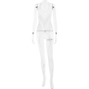 Detail van witte mesh bodysuit met halter V-hals en glanzende strass decoraties