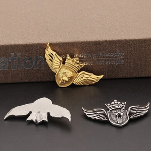 Pendentif vintage blason tête de lion et couronne avec ailes d'ange dorées et argent