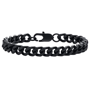 Gros plan sur un bracelet gourmette noir en métal avec fermoir mousqueton solide