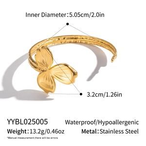 Vue détaillée du bracelet papillon en acier inoxydable doré avec les spécifications