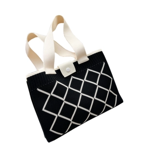 Sac fourre-tout en maille avec motif géométrique noir et blanc et fermeture à bouton