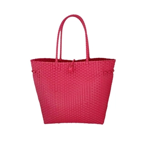 Lebhafte tiefrosa gewebte Tragetasche, große Stroh-Strandhandtasche in fuchsia Farbe