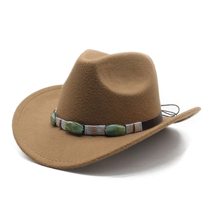 Détail du chapeau de cowboy camel avec bande en cuir marron et perles de pierre verte