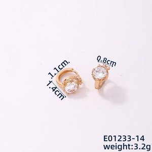 Détail de boucles d'oreilles fleurs dorées avec dimensions 1,4cm et poids 3,2g