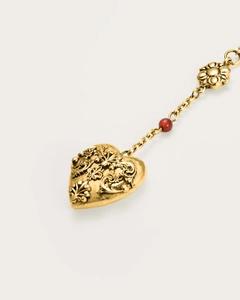 Détail du pendentif cœur plaqué or 18 carats avec relief baroque, perle rouge et fermoir fleur