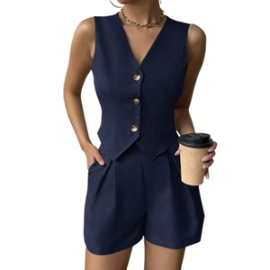 Completo due pezzi da donna blu scuro con gilet senza maniche e pantaloncini in tessuto