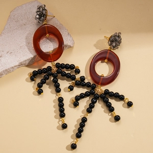 Boucles d'oreilles bohèmes en résine marron avec glands de perles noires et or poli